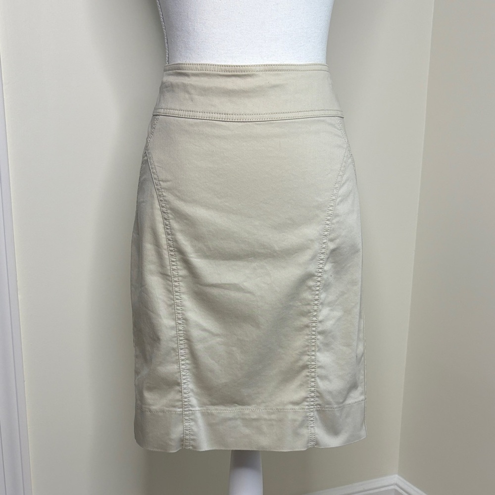 H&M Cream Pencil Skirt for Women. Size 6. EUC